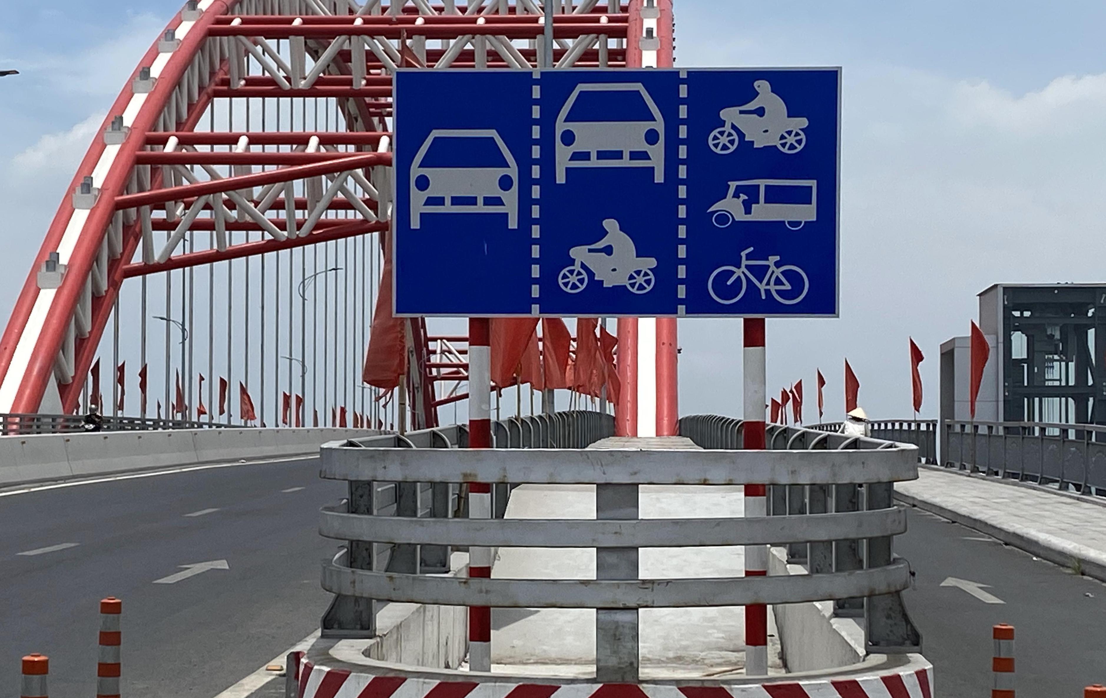  Một số bất cập về biển báo giao thông trên cầu Hoàng Văn Thụ